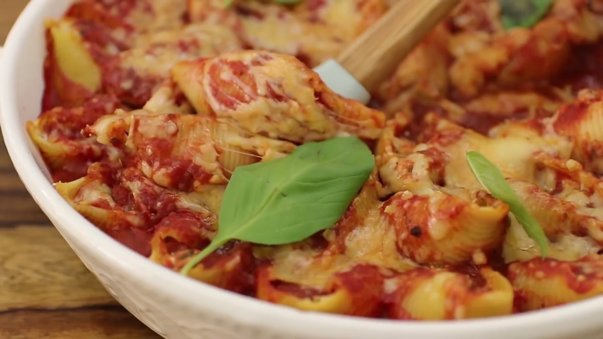 Easy Spinach and Ricotta Stuffed Pasta Shells (VIDEO)